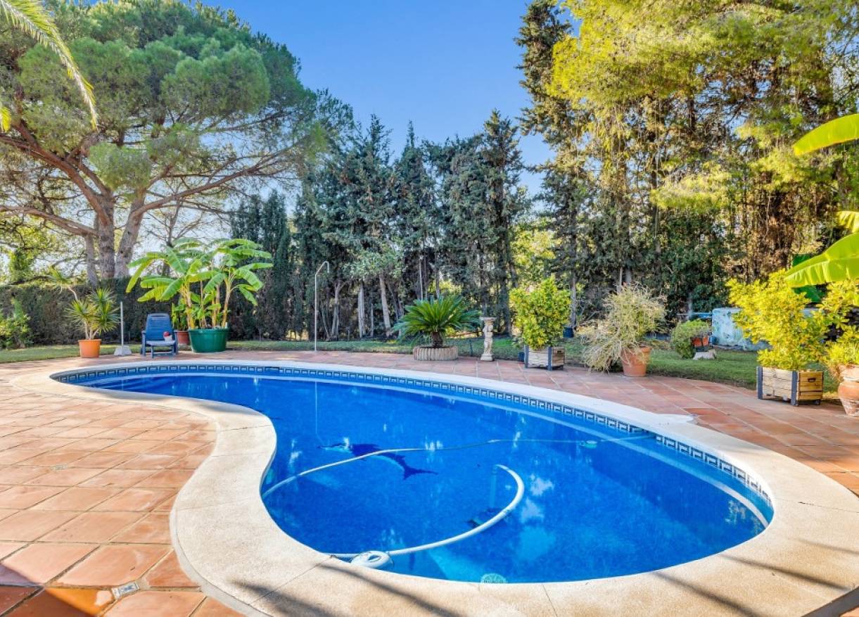 Bestaand - Villa - Estepona - East Estepona