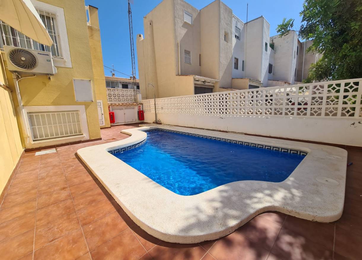 Bestaand - Townhouse / Semi-detached - Torrevieja - La Rosaleda