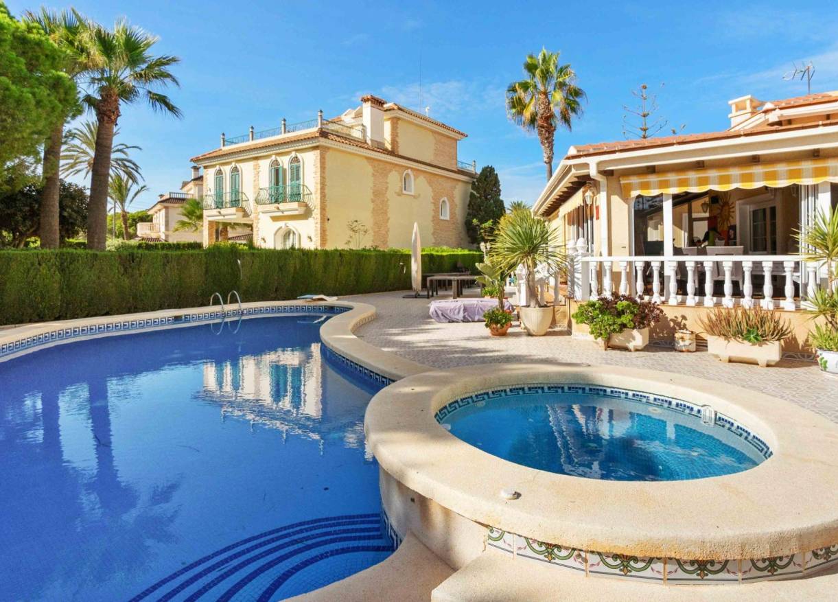 Bestaand - Villa - Cabo Roig - MUY CERCA DE LA PLAYA