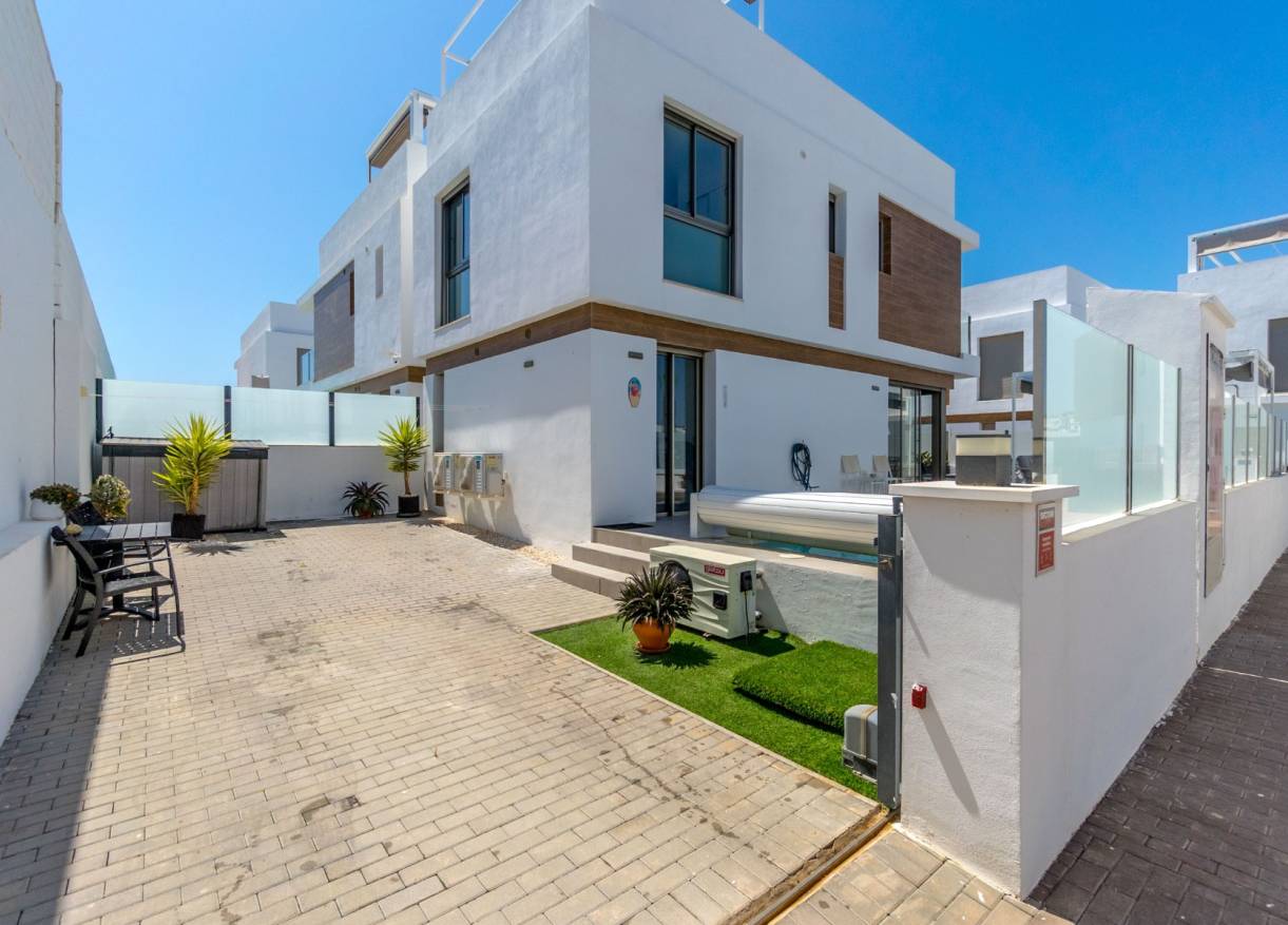 Bestaand - Villa - Orihuela Costa - Villamartin