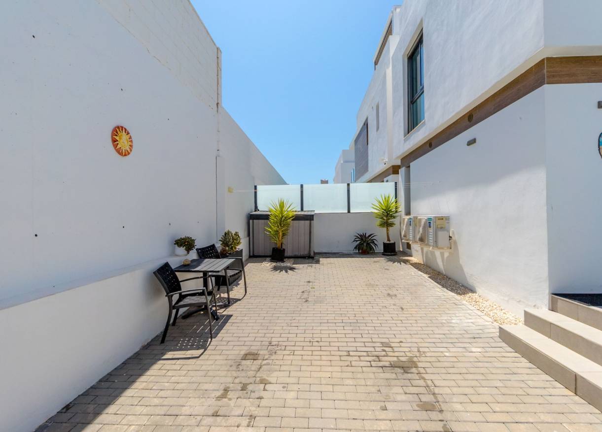 Bestaand - Villa - Orihuela Costa - Villamartin