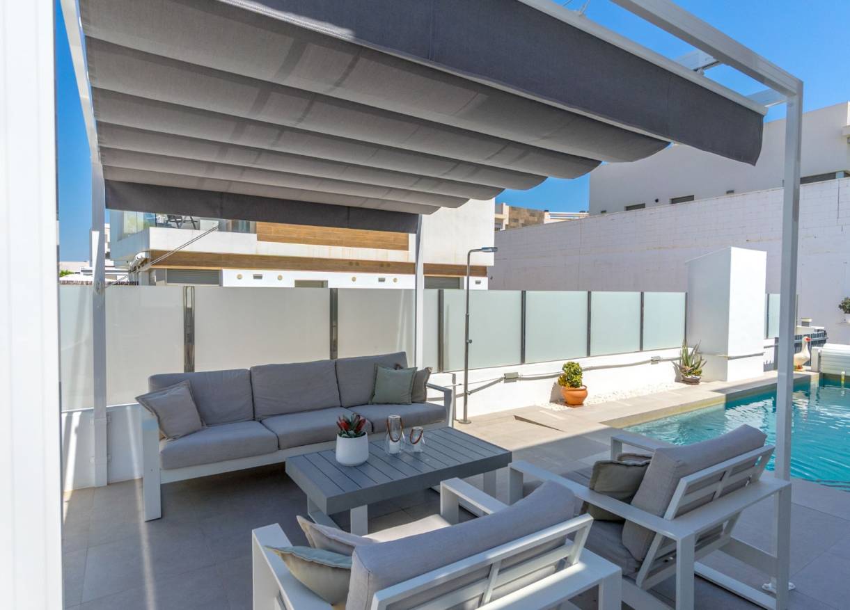 Bestaand - Villa - Orihuela Costa - Villamartin