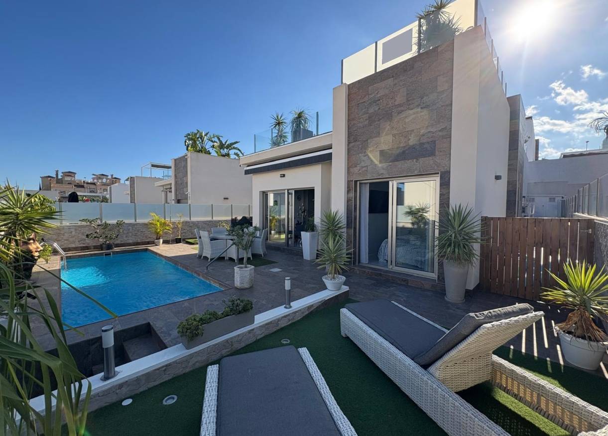 Bestaand - Villa - Orihuela Costa - Villamartin