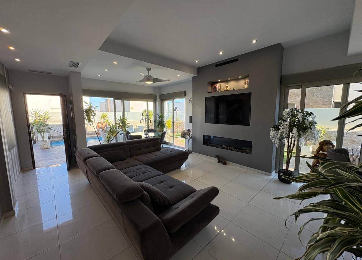 Bestaand - Villa - Orihuela Costa - Villamartin