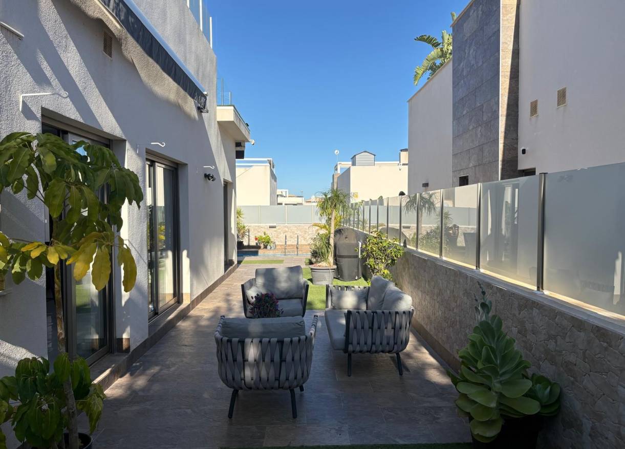 Bestaand - Villa - Orihuela Costa - Villamartin