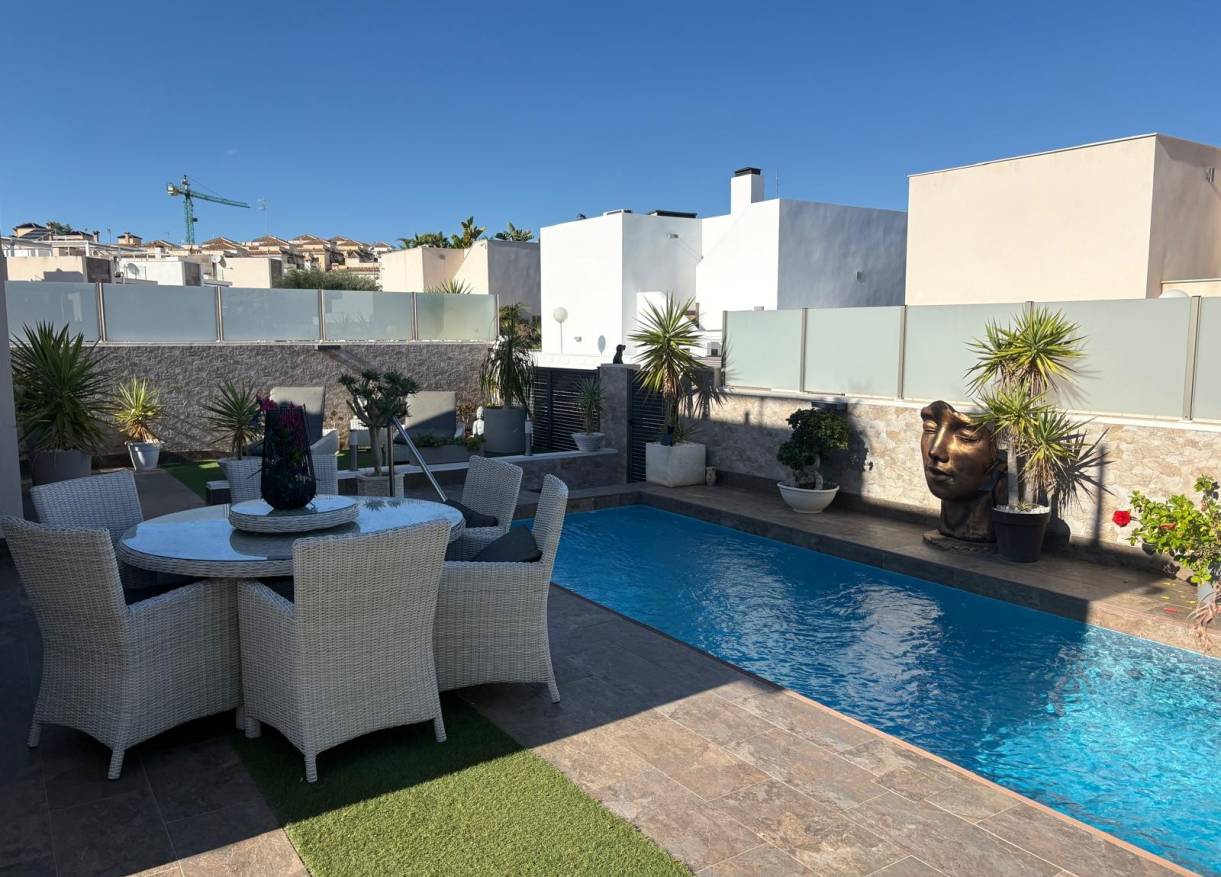 Bestaand - Villa - Orihuela Costa - Villamartin