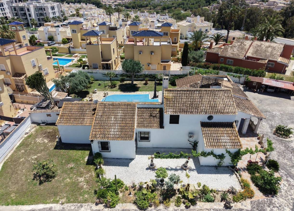 Bestaand - Villa - Orihuela Costa - Villamartin