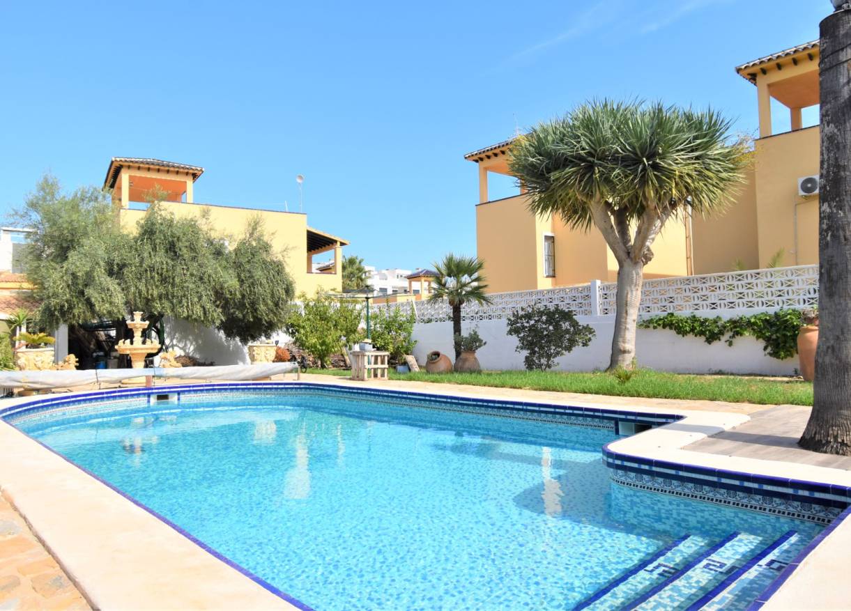 Bestaand - Villa - Orihuela Costa - Villamartin