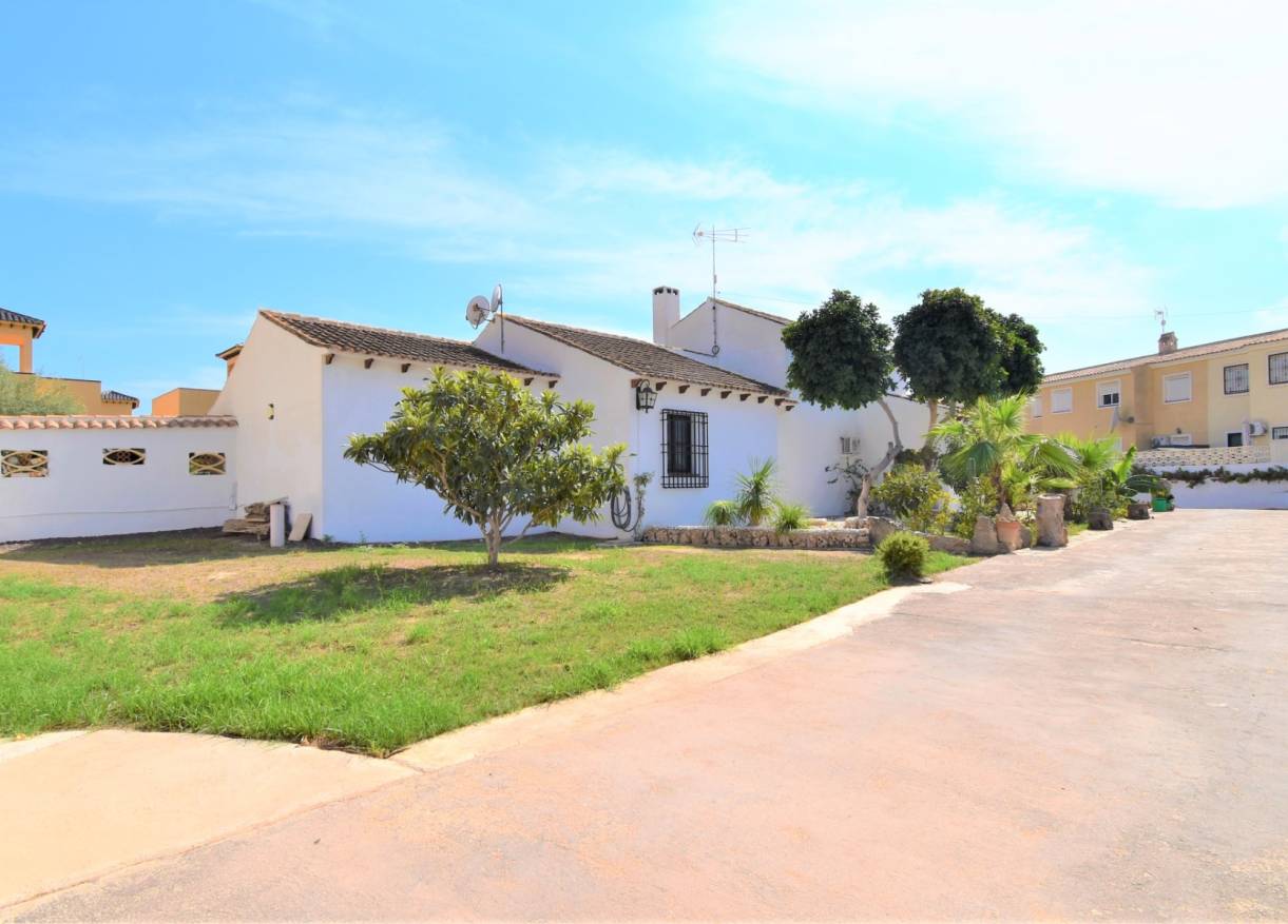 Bestaand - Villa - Orihuela Costa - Villamartin