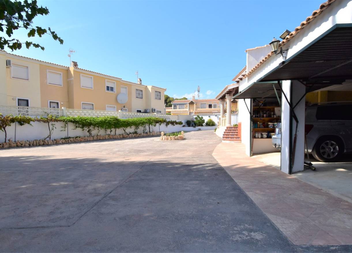 Bestaand - Villa - Orihuela Costa - Villamartin
