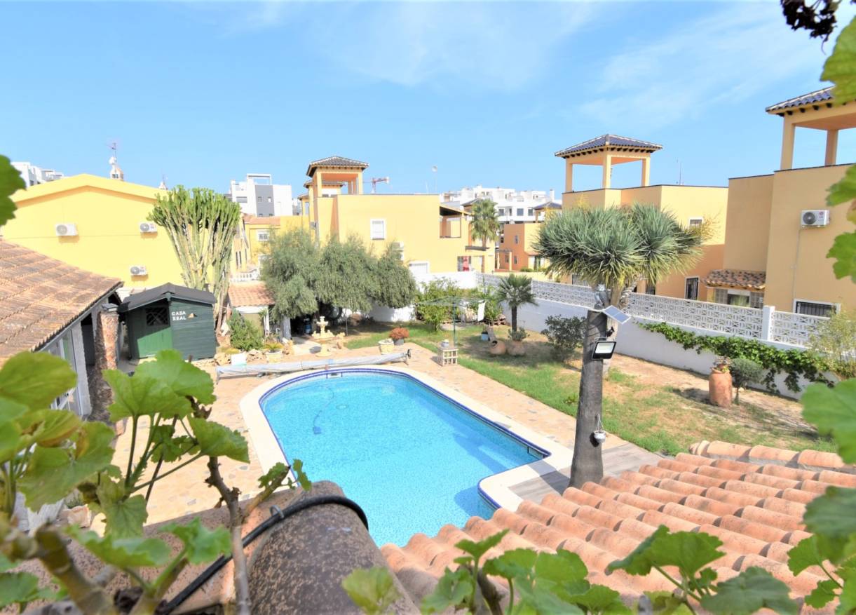 Bestaand - Villa - Orihuela Costa - Villamartin